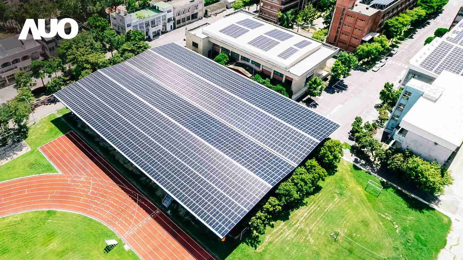 至成国际SunSteel光电整合型浪板具备快速安装、、、轻量化优势,,,,可提升15%发电效能,,通过国际IEC与台湾VPC认证安全、、防漏、、耐候标准