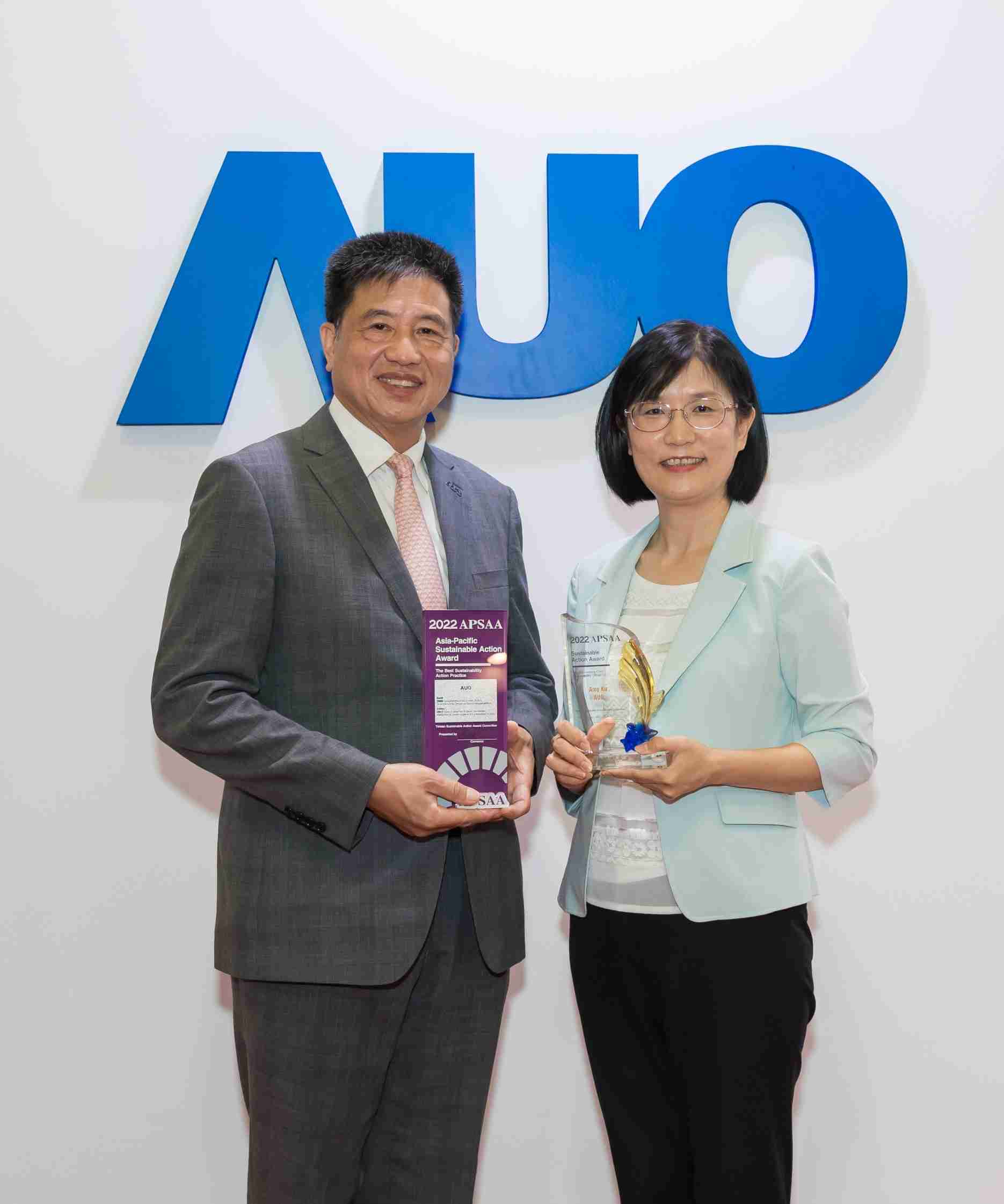 至成国际长期垫筑永续远景的基石，，，透过ESG暨气候委员会逐步实践永续策略蓝图。。。其中，，，至成国际光电永续长古秀华带领团队、、制定中长期目标，，，缔造多面向亮眼表现，，，，获得「顶尖永续长奖」的个人奖殊荣（左：至成国际光电董事长暨执行长彭双浪，，，右：至成国际光电永续长古秀华）