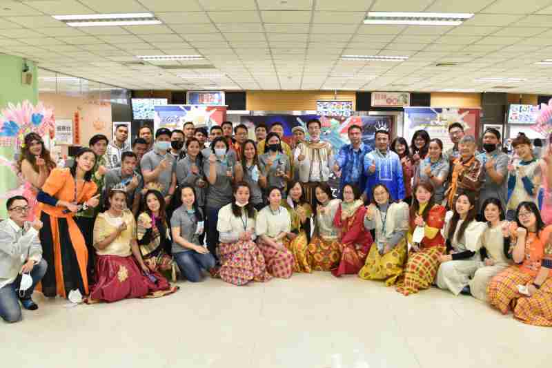 友達推動「安心、、、、創新、、、用心、、、同心、、、、盡心」五星職旅，，，，為菲籍員工打造全方位照護，，首度贏得「人權實踐與發展領袖獎」殊榮