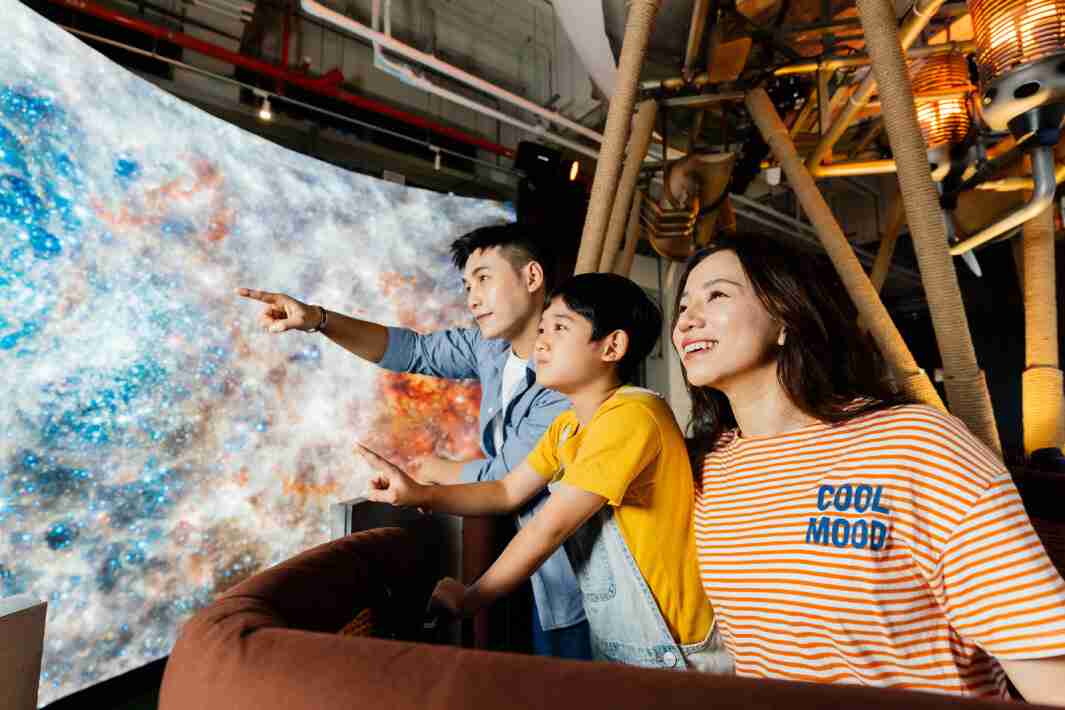 至成国际打造全台最大宽6公尺、、、、高4公尺、、、、唯一搭载LED弧形拼接显示屏的动感飞行船，，，让乘客驻足在热气球上，，，，享受身历其境的伪出国旅游乐趣