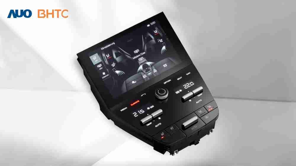作為友達新生力軍，，，BHTC所展示的中央與後座鞍部的Display HMI產品，，，可處理多區恆溫控制、、、顯示畫面，，呈現仿真3D車室分區；以力傳感技術精準傳遞觸感，，，並結合音量及震動反饋，，，防止意外啟動，，，，提供使用者自然流暢、、直觀且輕鬆駕馭的舒適介面
