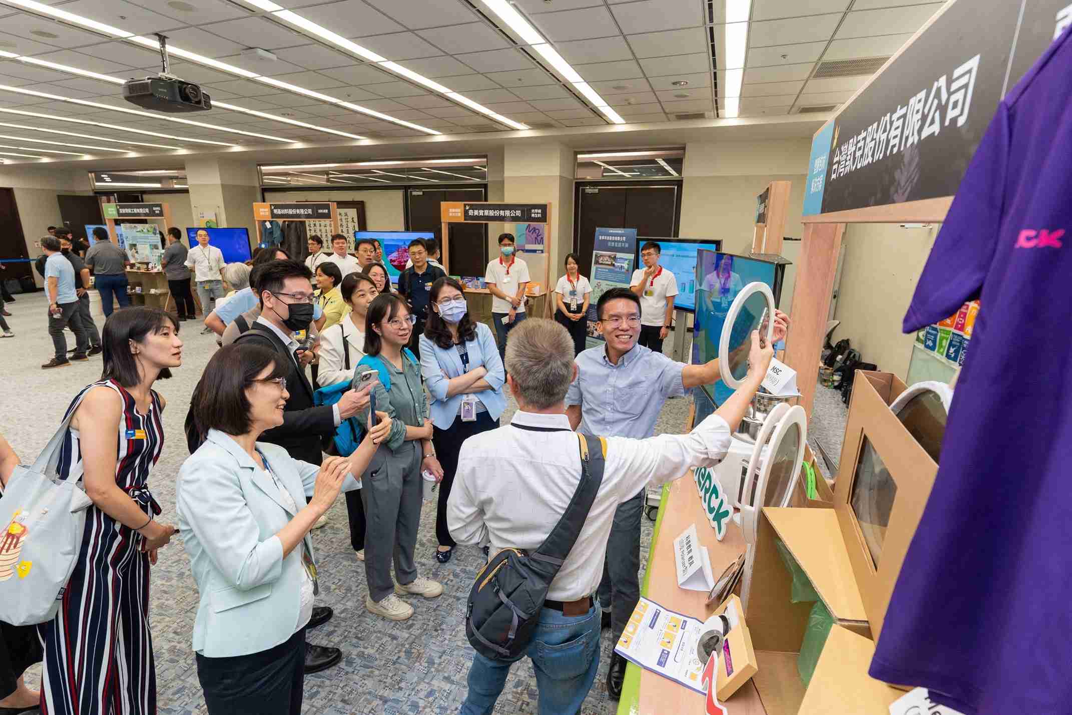 至成国际连手产业伙伴策划首届生态圈联展，，，，展示如何将废塑料循环再利用，，创新解决方案包括：塑料包材再生与循环使用、、、、再生塑料研发及应用、、、废塑料回收再生技术、、、减塑生活提案等