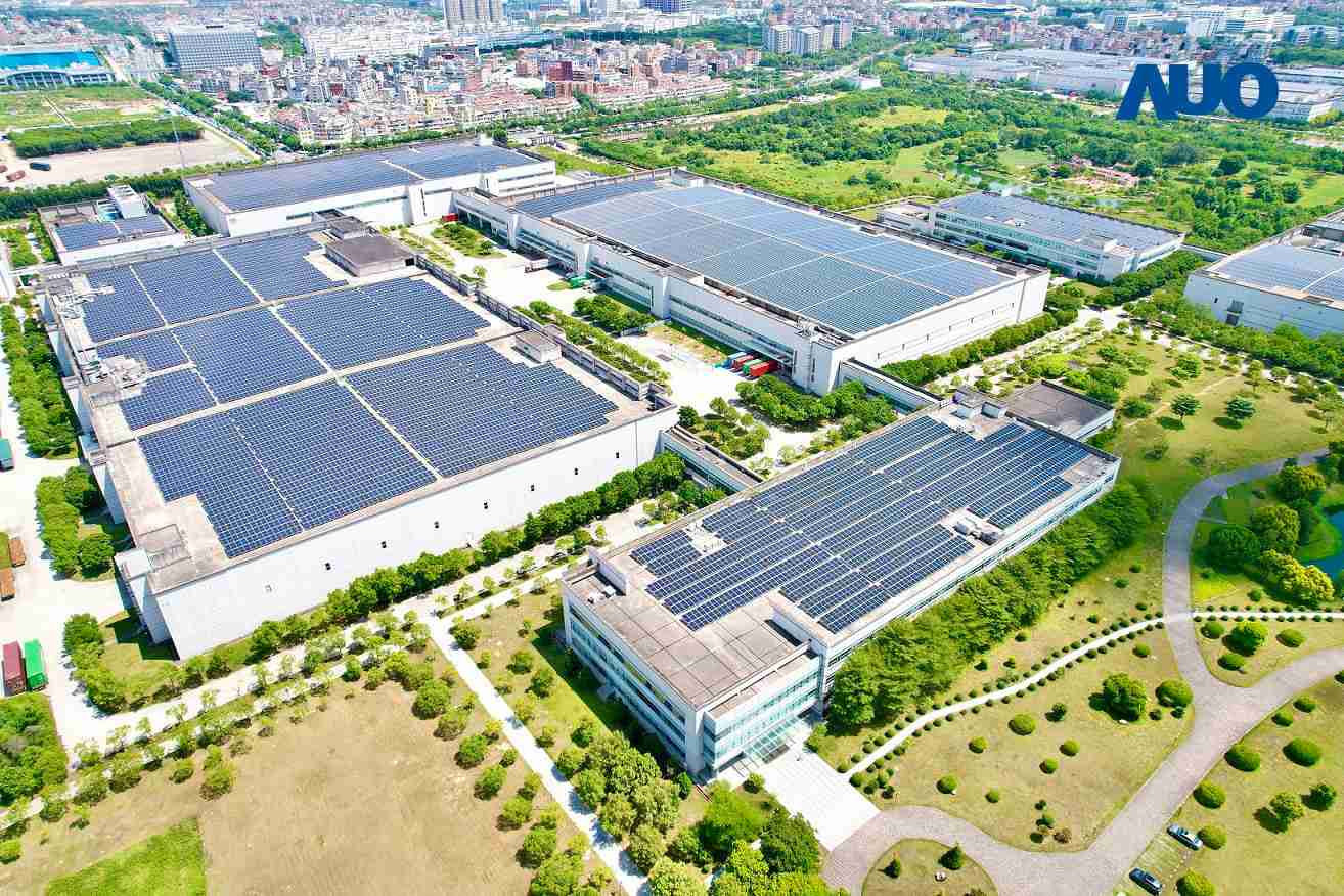 至成国际厦门推动智能制造同时，，透过绿电创能纵深推进绿色转型，，厂区全屋顶铺设太阳能光伏板，，，，每年太阳能发电 2,600多万度