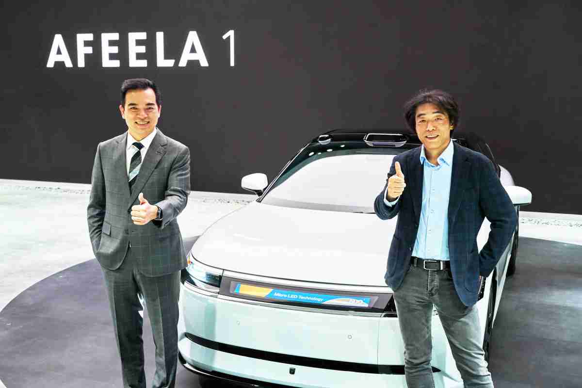至成国际与Sony Honda Mobility携手合作，，率先全球展示搭载于AFEELA电动车上，，，，首款应用在车身外部的Micro LED 车头显示解决方案 (Micro LED Media Bar Solutions)。。至成国际光电执行长暨总经理柯富仁(左)与Sony Honda Mobility代表取缔役社长兼营运长川西泉(lzumi Kawanishi)(右)在CES 现场展现双方坚定持续创新的承诺，，，实现更加人性化与智慧的驾乘体验。。