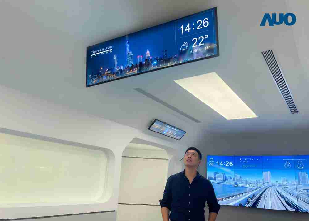 达擎TARTAN “37吋超薄双屏车厢显示器” 采用单一背光设计，，，，将双面显示器厚度大幅缩减至12mm，，，支持长条屏 32:9 规格，，突破传统分辨率限制，，提供旅客更清晰实时的乘车信息及广告讯息